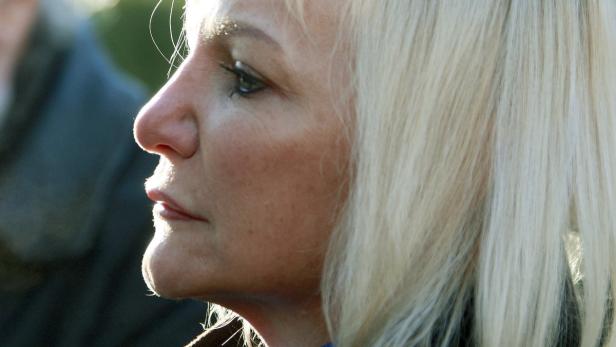 Nahaufnahme des Profils einer Frau mit blonden Haaren.