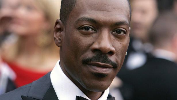 Porträt von Eddie Murphy im Anzug mit Fliege.