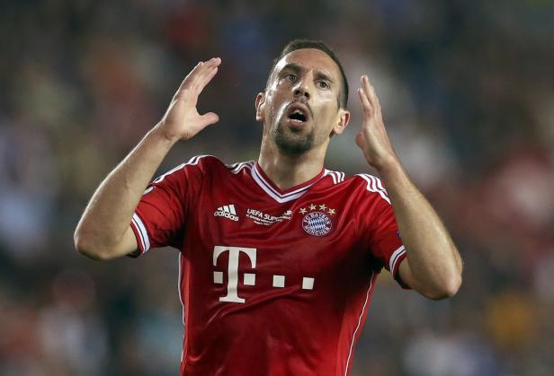 Franck Ribéry im Trikot des FC Bayern München mit erhobenen Händen.