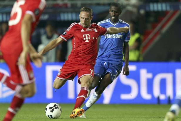Franck Ribéry im Duell mit einem Gegenspieler während eines Fußballspiels.