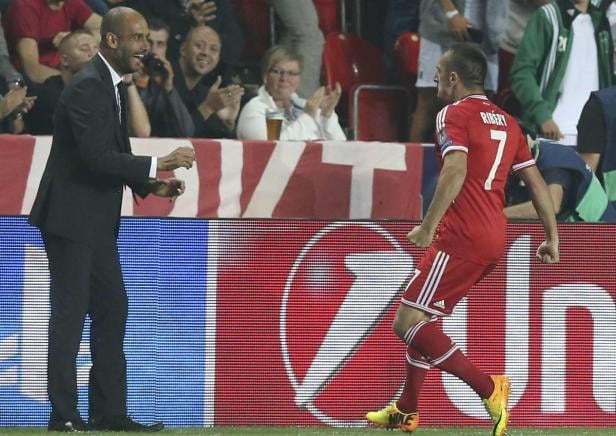 Ein Fußballspieler (Ribéry) jubelt, während ein Trainer in Anzug daneben steht.
