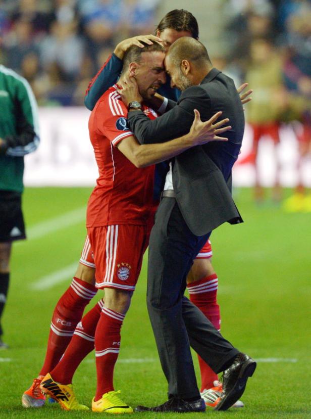 Pep Guardiola umarmt Franck Ribéry auf dem Fußballfeld.
