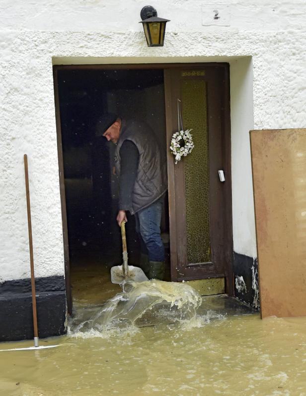 Unwetter: Feuerwehren wegen Überflutungen im Einsatz