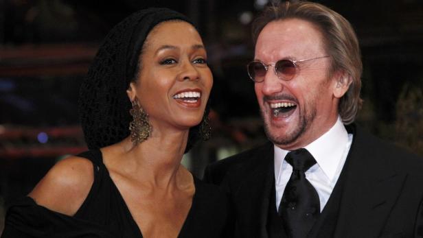 Senta Berger und Götz George lachen zusammen auf einer Veranstaltung.