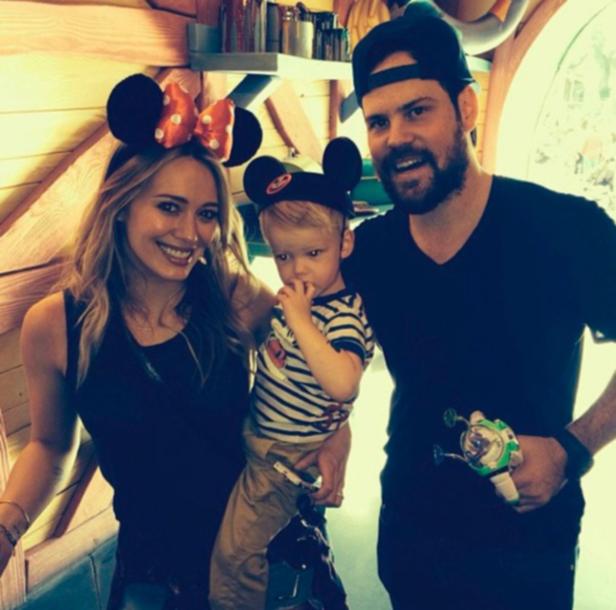 Hilary Duff mit Familie, alle mit Mickey-Mouse-Ohren, in Disneyland.