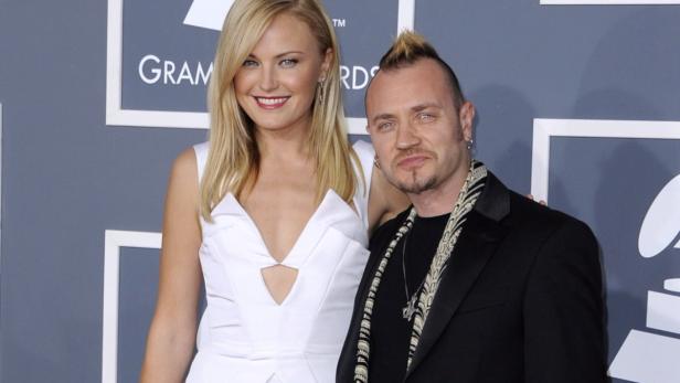 Malin Åkerman und ihr Begleiter posieren auf dem roten Teppich.