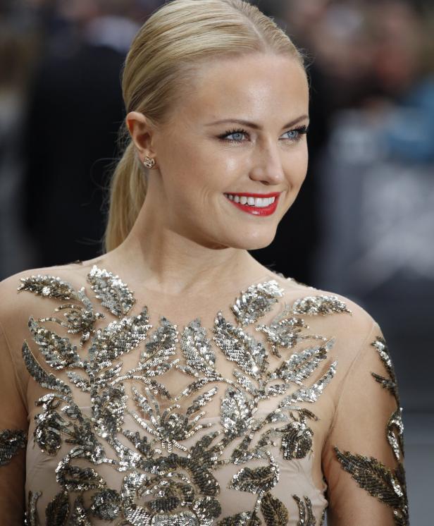 Malin Åkerman lächelt in einem mit Pailletten besetzten Kleid.