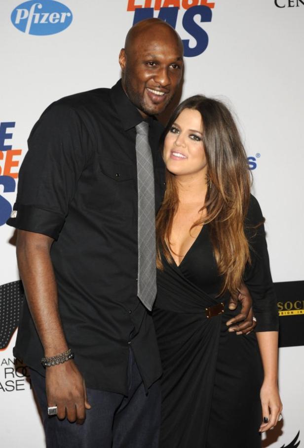 Lamar Odom und Khloé Kardashian posieren zusammen auf einem Event.
