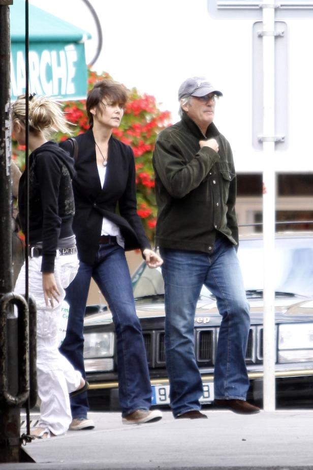 Richard Gere und eine Frau überqueren eine Straße.