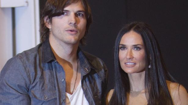 Ashton Kutcher und Demi Moore posieren zusammen.