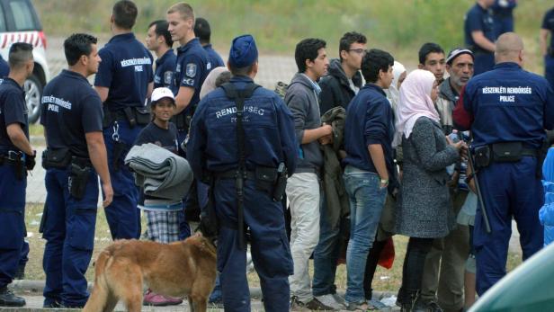 Ungarn: Alle Flüchtlinge werden interniert