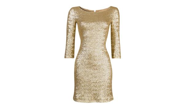Ein goldenes, paillettenbesetztes Minikleid mit Dreiviertelärmeln.
