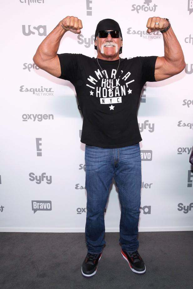 Hulk Hogan posiert mit angespannten Muskeln für ein Foto.