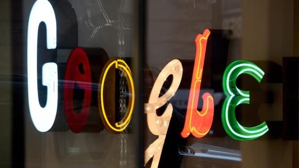 Das Google-Logo ist in bunten Neonbuchstaben dargestellt.