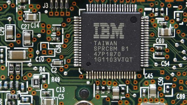 Nahaufnahme einer Computerplatine mit einem IBM-Chip.