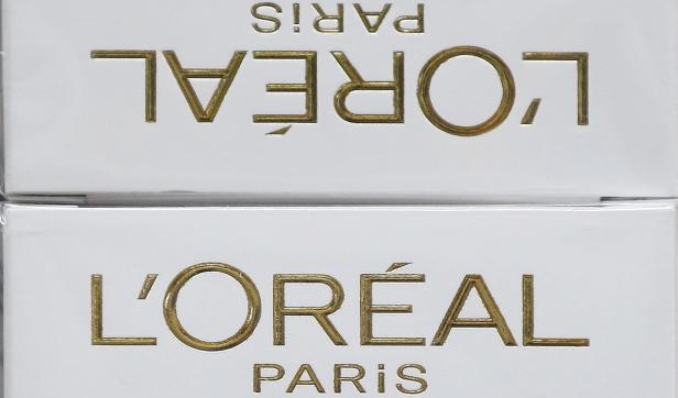 Nahaufnahme von zwei weißen Produktverpackungen mit dem goldenen L'Oréal Paris Logo.