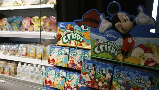 Regale mit Disney „Fruit Crisps“ Produkten, darunter Mickey Mouse und Phineas und Ferb.