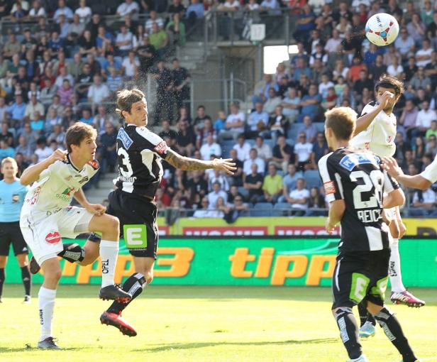 Fußballspieler köpfen den Ball während eines Fußballspiels.
