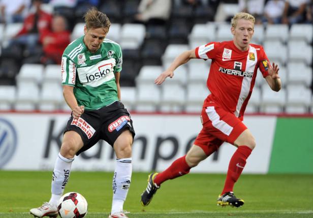Zwei Fußballspieler während eines Spiels auf dem Rasen.