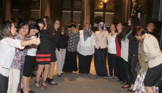 Eine Gruppe von Frauen steht zusammen und posiert für ein Foto.