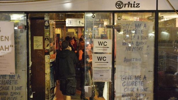 Der Eingang zum „rhiz“ in Wien mit Hinweisschildern zu den Toiletten.