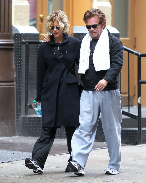 Meg Ryan und John Mellencamp gehen zusammen auf der Straße.