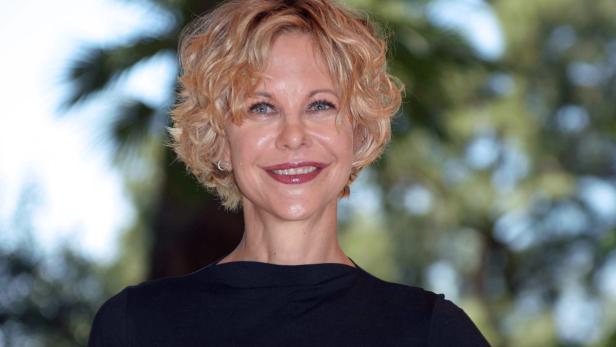Ein Porträt der lächelnden Schauspielerin Meg Ryan.