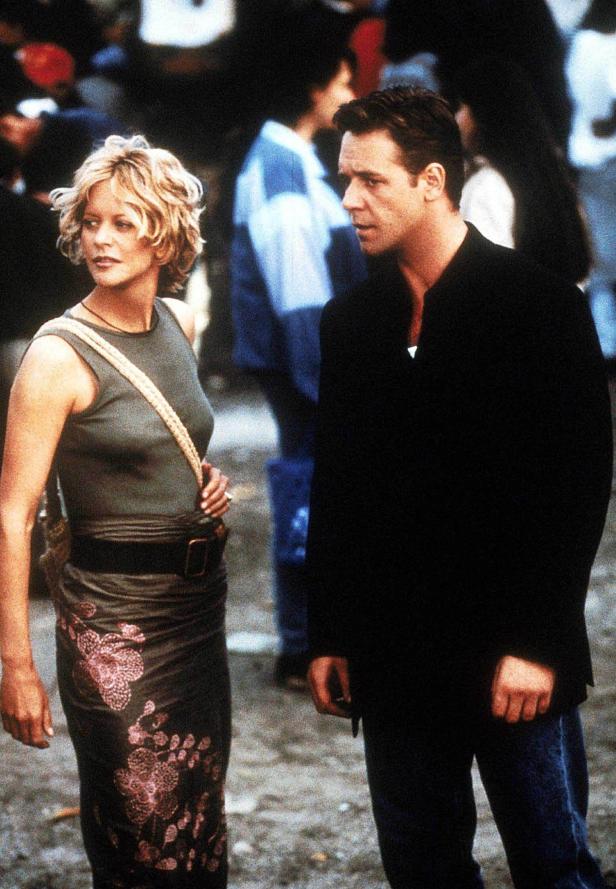Meg Ryan und Russell Crowe stehen zusammen in einer Menschenmenge.