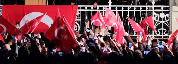 Türkischer Außenminister in Hamburg: "Wir beugen uns nur vor Gott"