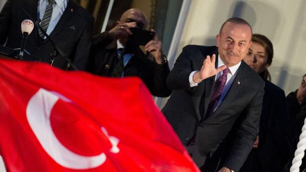 Türkischer Außenminister in Hamburg: "Wir beugen uns nur vor Gott"