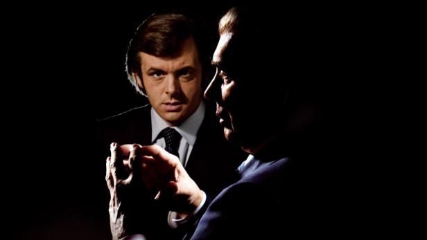David Frost interviewt Richard Nixon in einem dunklen Raum.