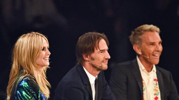 Jury: Heidi Klum, Thomas Hayo und Wolfgang Joop Heidi Klum, Thomas Hayo und Michael Michalsky sitzen nebeneinander und lächeln.