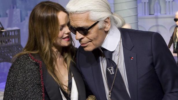 Karl Lagerfeld mit einer Frau bei einer Veranstaltung.
