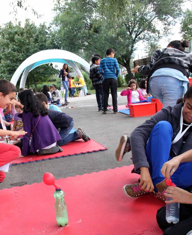 Eine Gruppe Kinder nimmt an einer Aktivität im Freien teil.