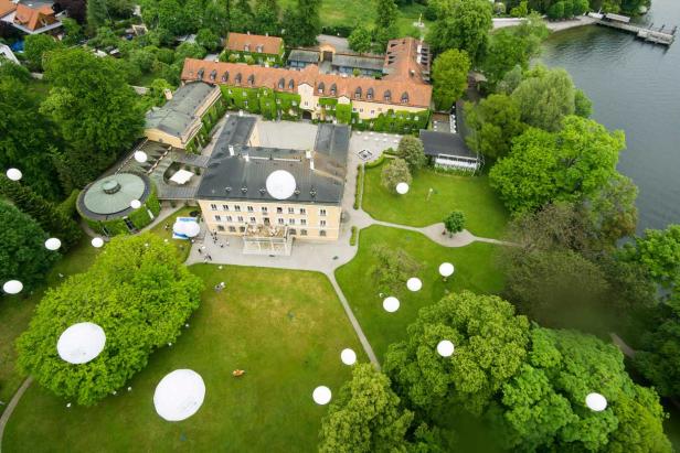 Luftaufnahme von Schloss Seefeld mit weißen Ballons im Park.