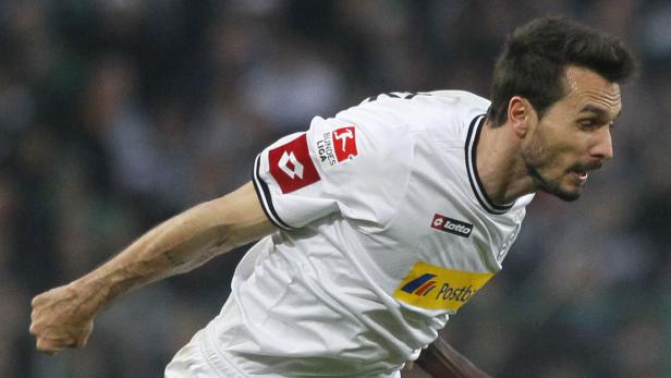 Ein Fußballspieler im weißen Trikot während eines Spiels.