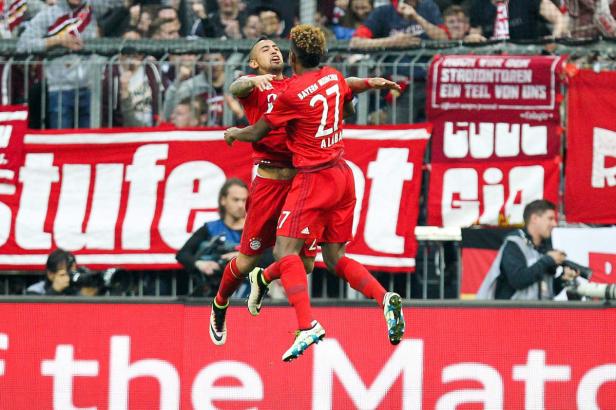 David Alaba und Arturo Vidal feiern gemeinsam auf dem Fußballfeld.