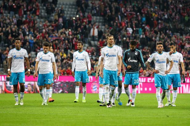 Fußballspieler des FC Schalke 04 stehen auf dem Spielfeld.
