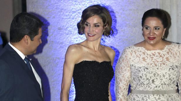 Lockere Königin Letizia: Ohne Felipe in Honduras