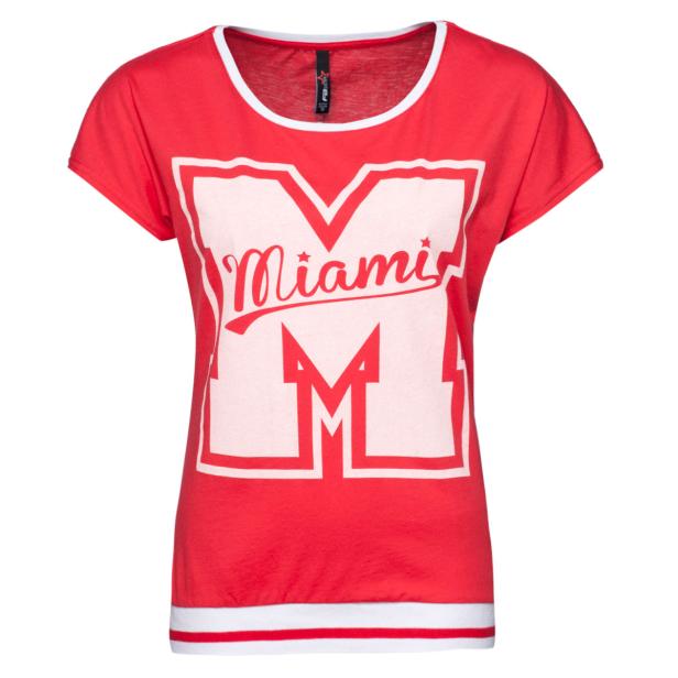 Ein rotes T-Shirt mit dem Aufdruck „Miami“ in weißer Schrift.