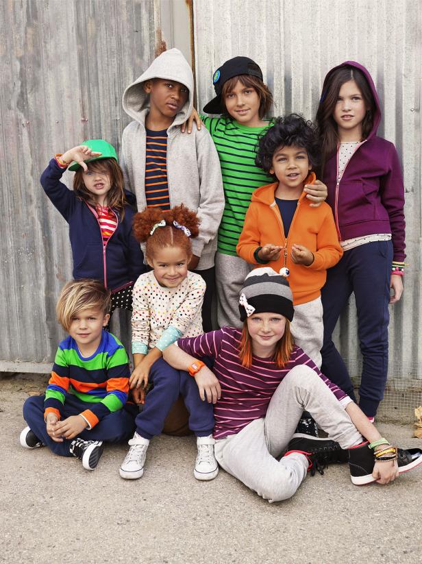Eine Gruppe von acht Kindern posiert vor einer Wand.