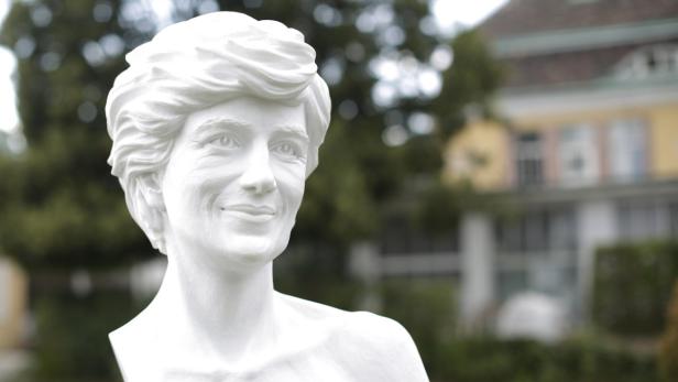 WIEN: DENKMAL FÜR LADY DIANA Eine weiße Büste von Prinzessin Diana vor einem unscharfen Hintergrund.