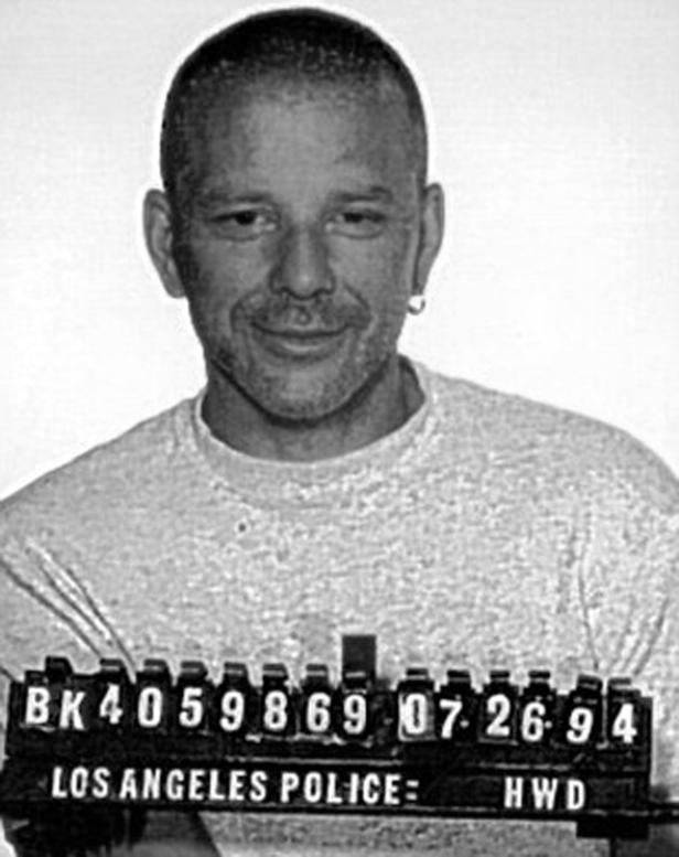 Schwarzweißes Porträt von Mickey Rourke als polizeiliches Erkennungsfoto.