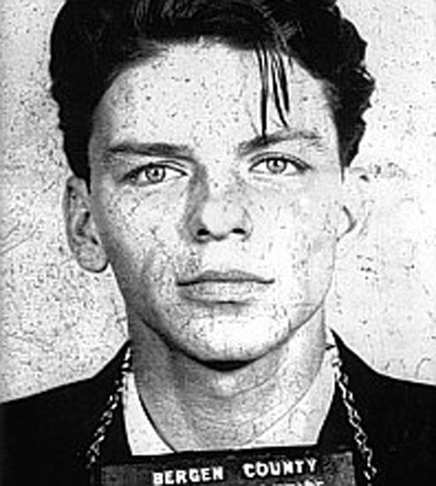 Schwarzweiß-Porträt von Frank Sinatra als junger Mann.