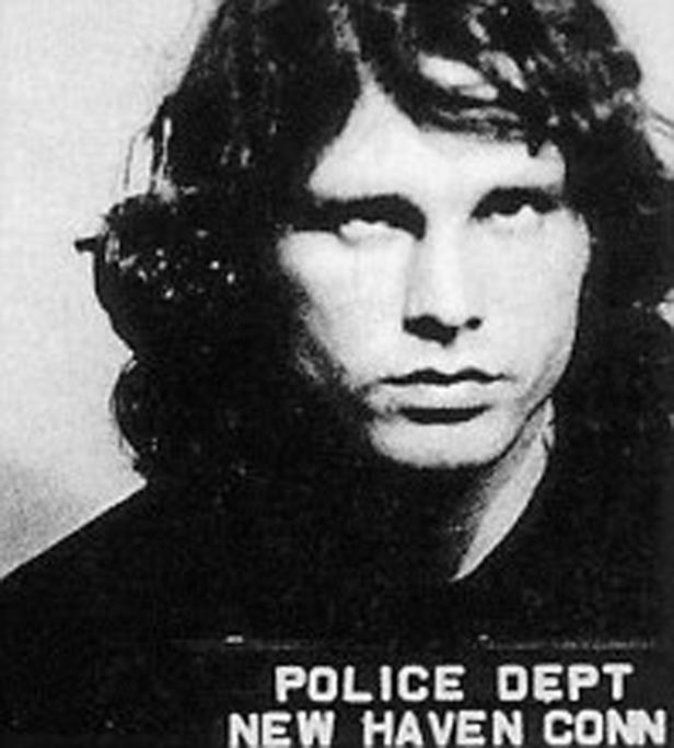 Schwarzweiß-Mugshot von Jim Morrison vom Police Department New Haven, Connecticut.