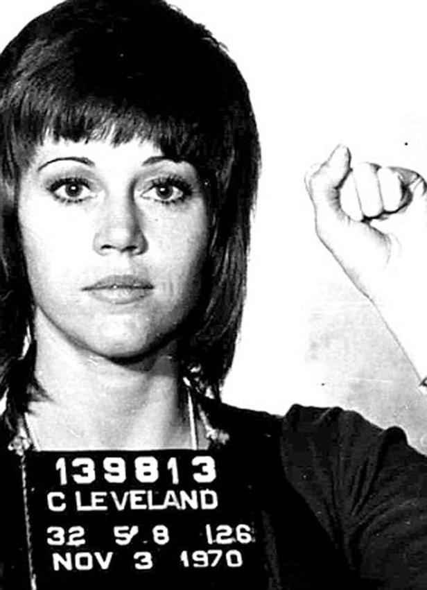 Schwarzweiß-Porträt von Jane Fonda bei ihrer Verhaftung im Jahr 1970.