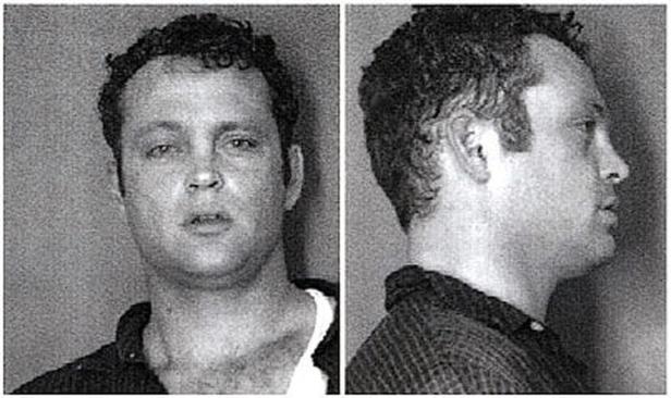 Ein Schwarzweißfoto von Vince Vaughn, aufgenommen als Polizeifoto.