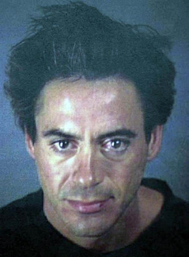 Porträt von Robert Downey Jr. mit dunklen Haaren.