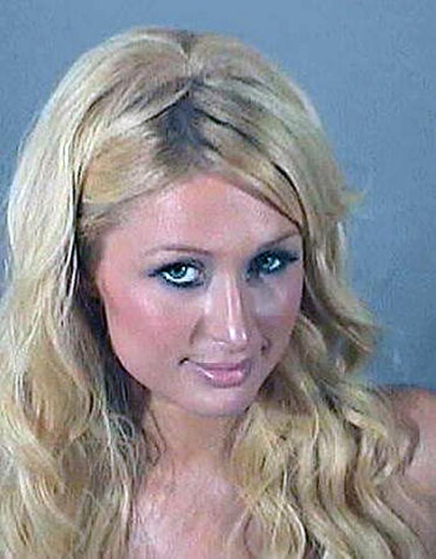 Ein Porträt von Paris Hilton mit blonden Haaren und blauen Augen.