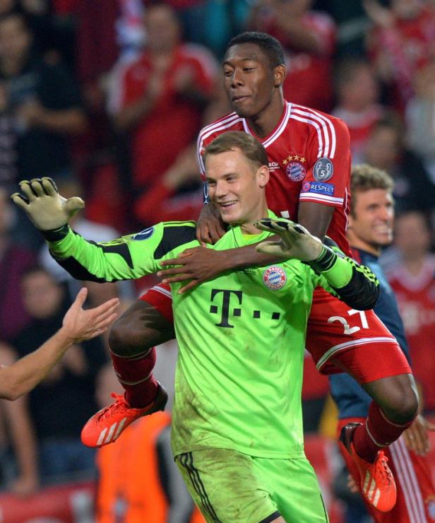 David Alaba trägt Manuel Neuer auf seinen Schultern.